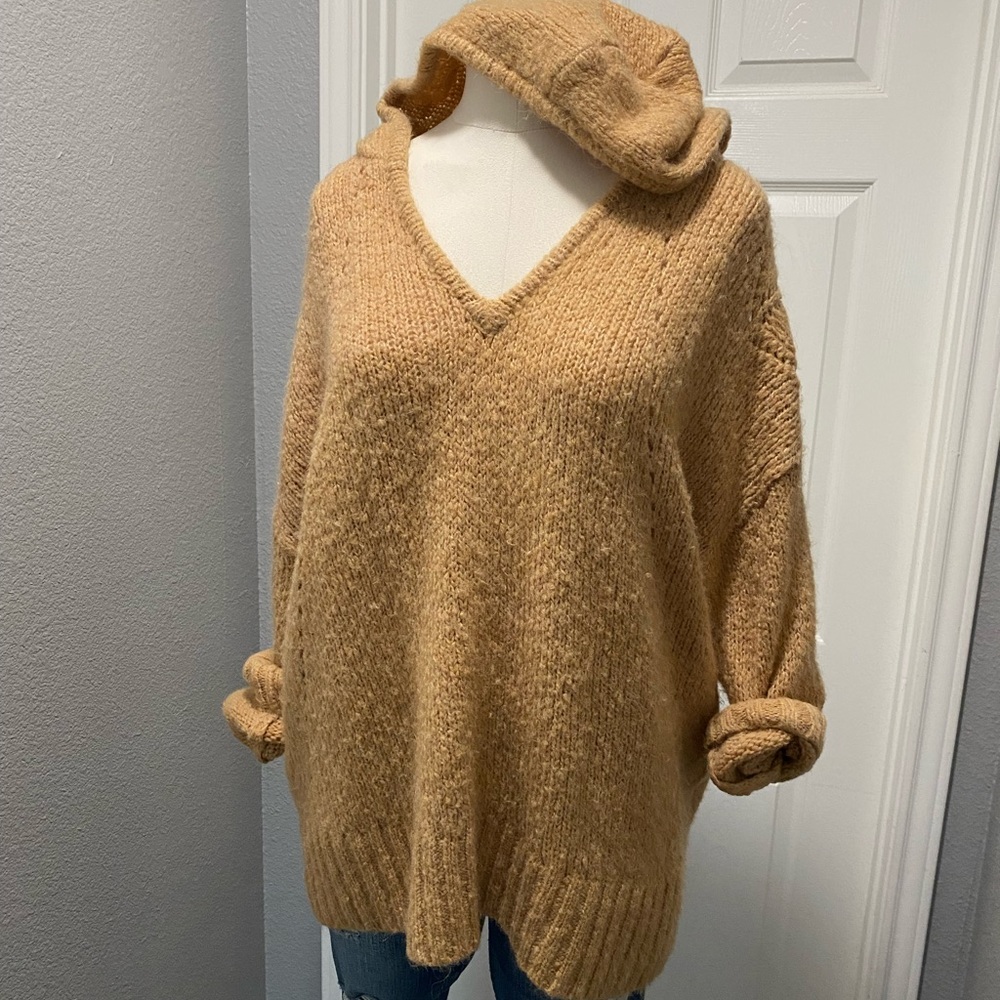Sweater hoodie .